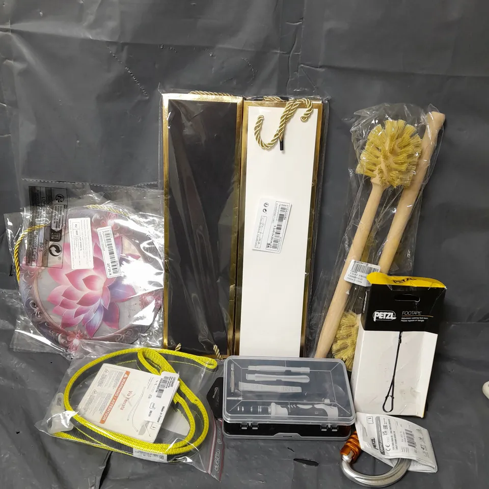 APPROXIMATELY 15 ASSORTED HOUSEHOLD ITEMS TO INCLUDE TOILET BRUSH, GIFTBAG, TOOL, ETC