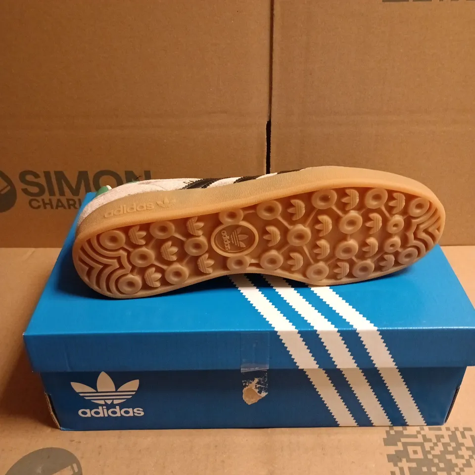 BOXED PAIR OF ADIDAS ORIGINALS GAZELLE TRAINERS - 6.5