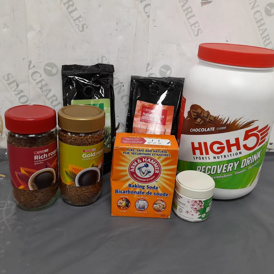 APPROXIMATELY 7 ASSORTED FOOD AND DRINK TO INCLUDE HIGH-5 SPORTS NUTRITION RECOVERY DRINK CHOCOLATE FLAVOUR, ARM & HAMMER BAKING SODA, SPAR RICH ROAST INSTANT COFFEE GRANULES