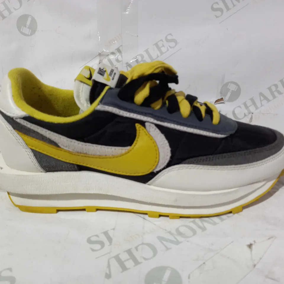 BOXED PAIR OF NIKE TRAIERS IN BLACK/YELLOW UK SIZE 7.5