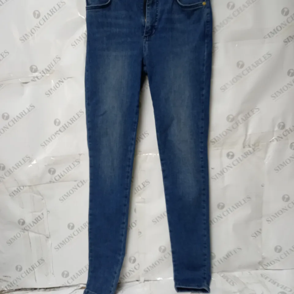 BOX OF APPROXIMATELY 10 ASSORTED WOMEN'S CLOTHING ITEMS INCLUDING JEANS, DRESSES ETC