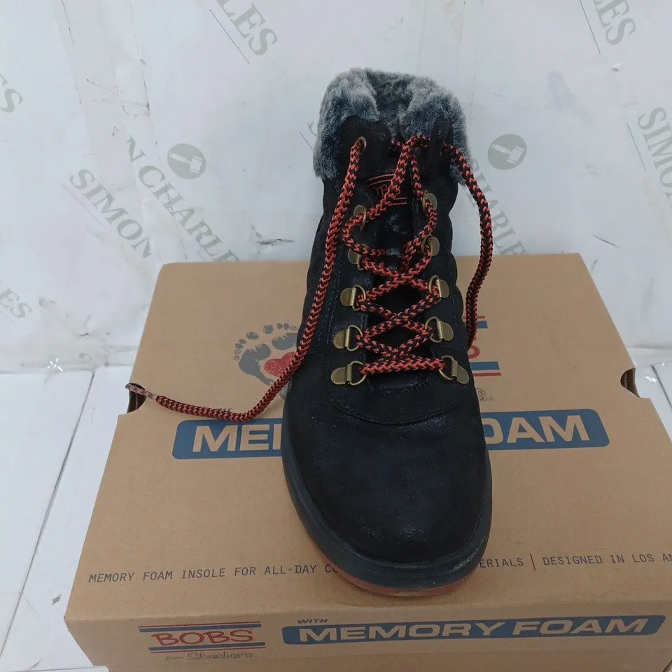 BOXED PAIR OF SKECHERS BOBS SKIPPER WAVE DIAMOND QUILTS BOOTS IN BLACK SIZE 5