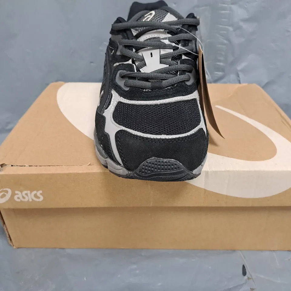 BOXED PAIR OF ASICS TRAINERS IN BLACK/GREY SIZE UK 10