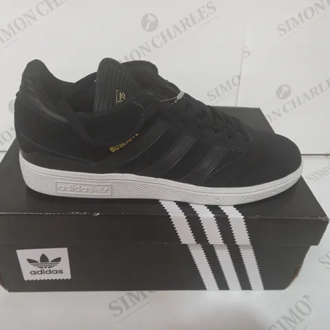 BOXED PAIR OF ADIDAS SHOES IN BLACK UK SIZE 7