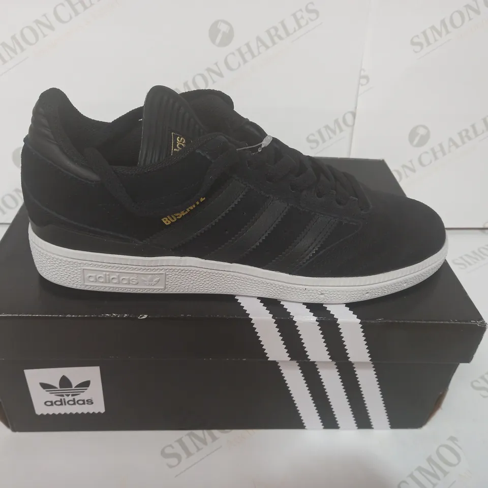 BOXED PAIR OF ADIDAS SHOES IN BLACK UK SIZE 7