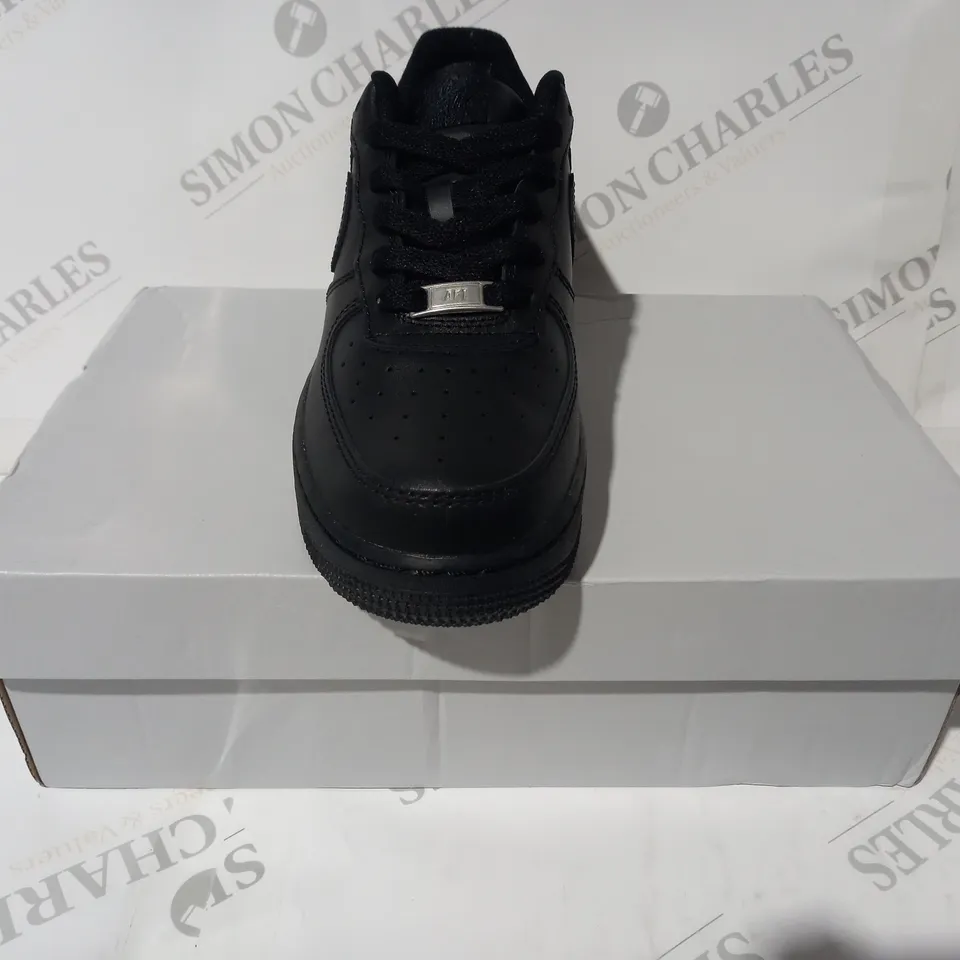 BOXED PAIR OF NIKE AIR FORCE 1 SHOES IN BLACK UK SIZE 6