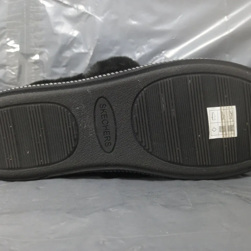 BOXED PAIR OF SKECHERS COZY SLIPPERS IN BLACK SIZE 6.5