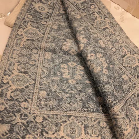 BLUE AND WHITE RUG 60X120CM
