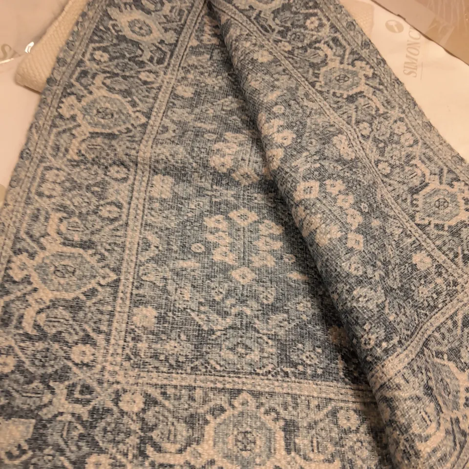 BLUE AND WHITE RUG 60X120CM