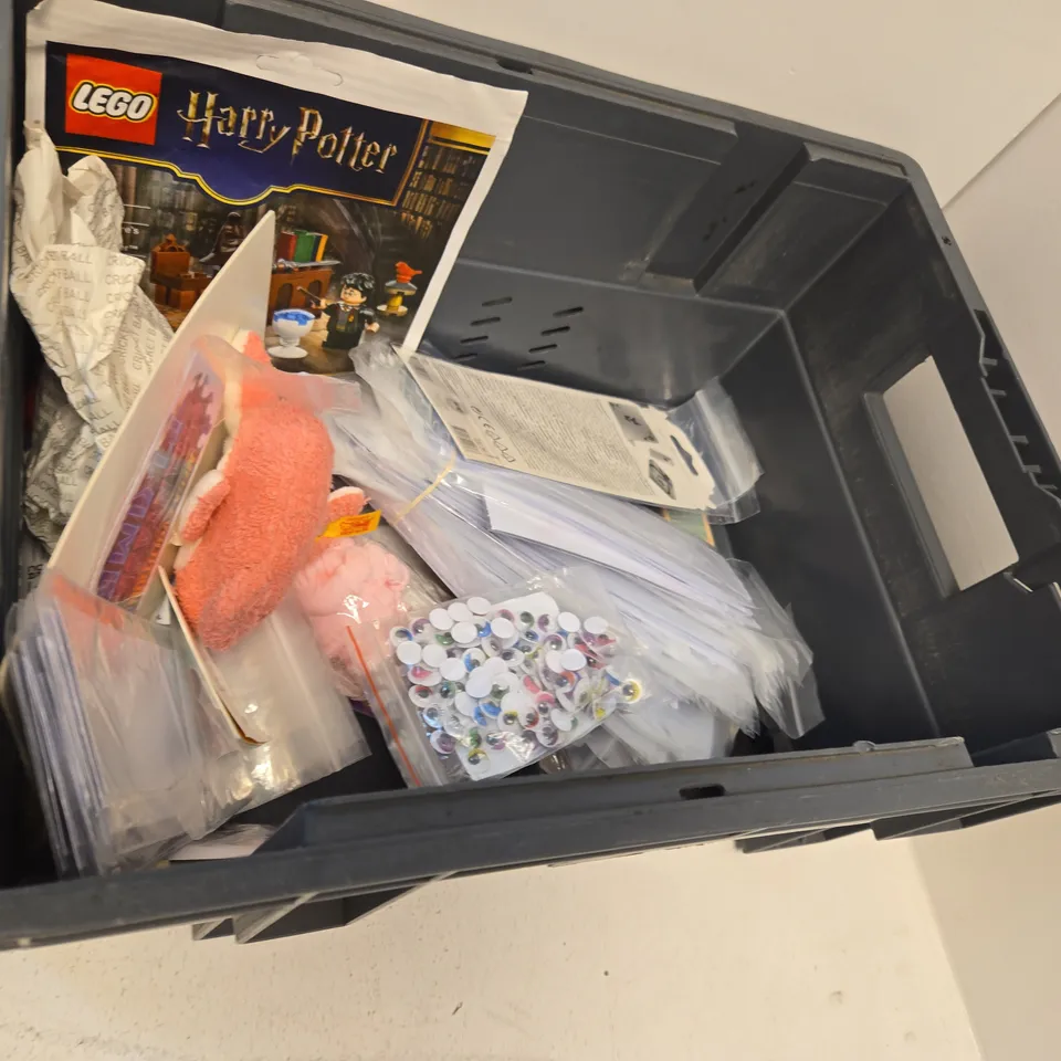 LARGE QUANTITY OF TOYS AND ACCESSORIES TO INCLUDE; UNO NO MERCY, LEGO MINIFIGURES, LEGO HARRY POTTER DUMBLEDORS OFFICE, FCCL CRICKET BALL AND PAINT YOUR OWN WOODEN CHARACTER