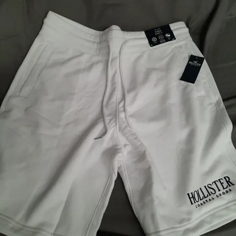 HOLLISTER FLEECE SHORTS IN WHITE - MEDIUM