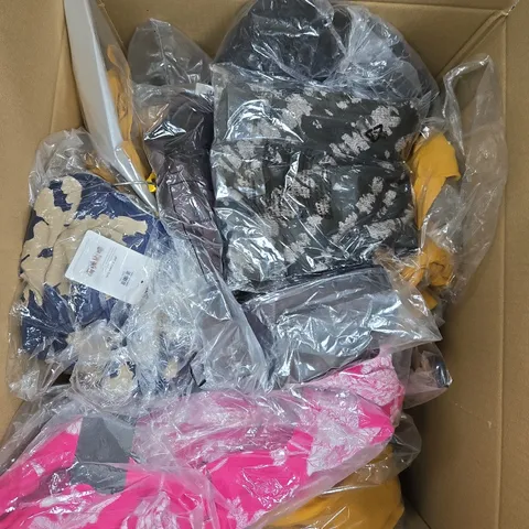APPROXIMATELY 20 ASSORTED WOMENS CLOTHING ITEMS IN VARIOUS SIZES & STYLES 