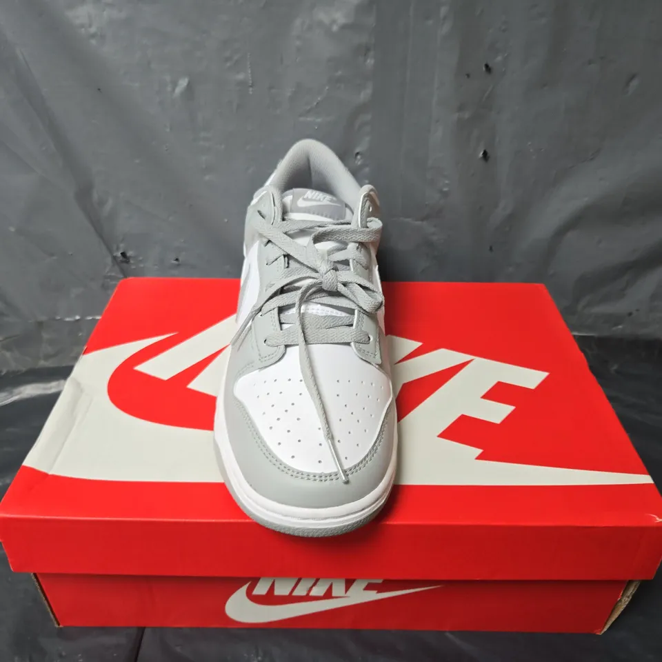 BOXED PAIR OF NIKE DUNK LOW RETRO TRAINERS IN GREY/WHITE - UK 9