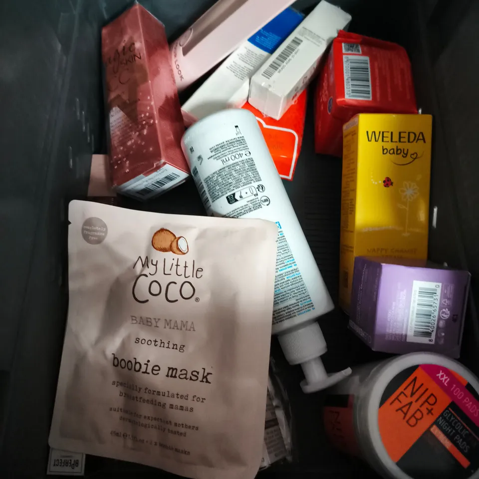 APPROXIMATEY 20 ASSORTED HEALTH AND BEAUTY PRODUCTS TO INCLUDE - RADOX BATH SOAK - BOOTS NOURISHING FOOT CREAM - CHILD'S FARM BUBBLE BATH - ETC