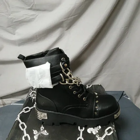 KOI SHACKLED SHADOWS HEAVY DUTY CHAIN BIKER BOOTS BOXED SIZED 41