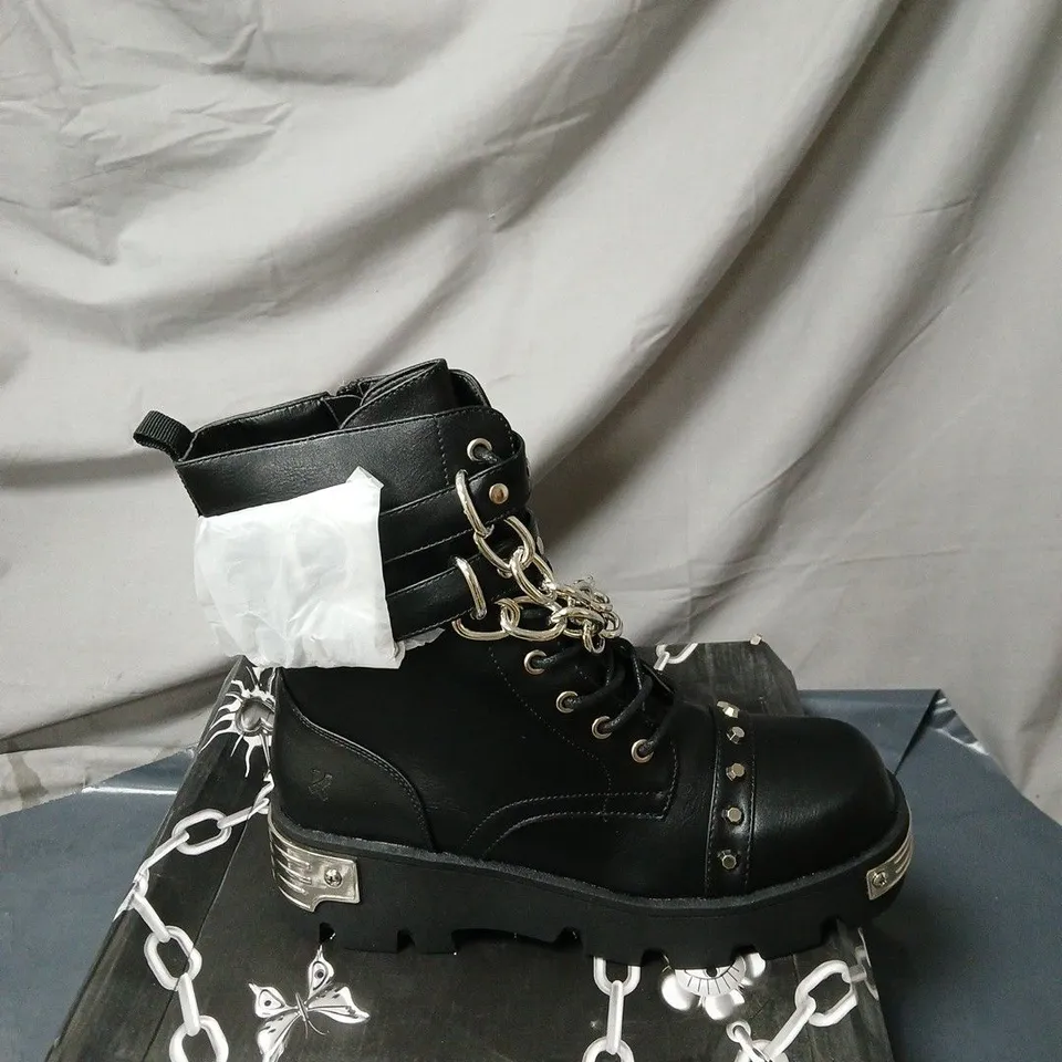 KOI SHACKLED SHADOWS HEAVY DUTY CHAIN BIKER BOOTS BOXED SIZED 41