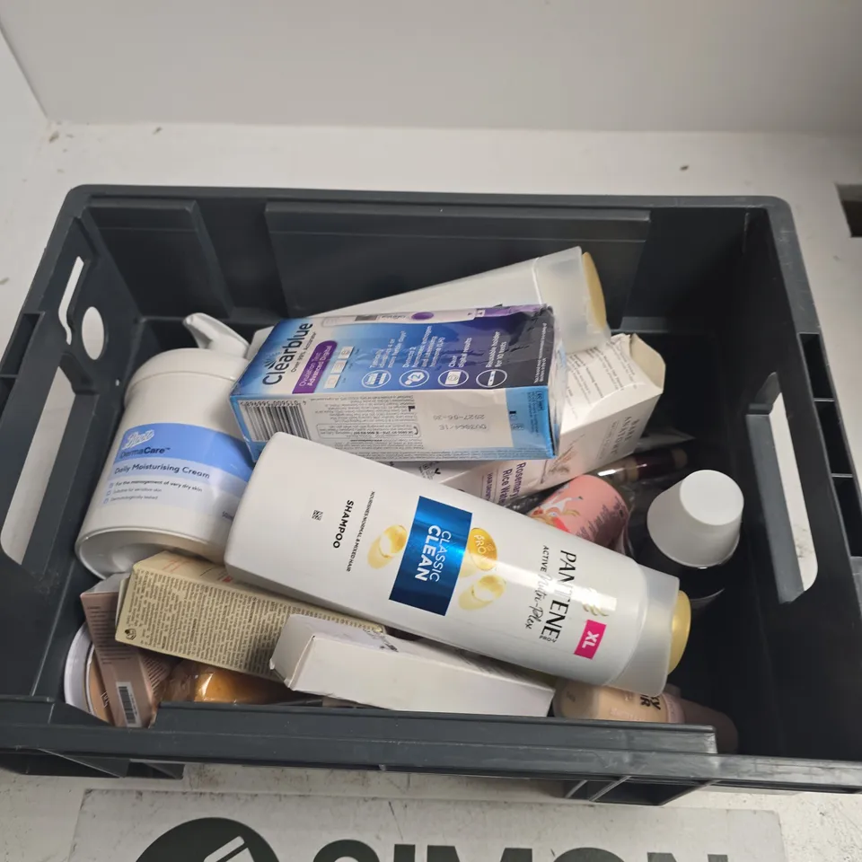 TOTE OF APPROXIMATELY 10 ASSORTED ITEMS INCLUDING VITAMIN C BRIGHTENING SOAP, HAWAIIAN FACE CREAM AND PANTENE SHAMPOO
