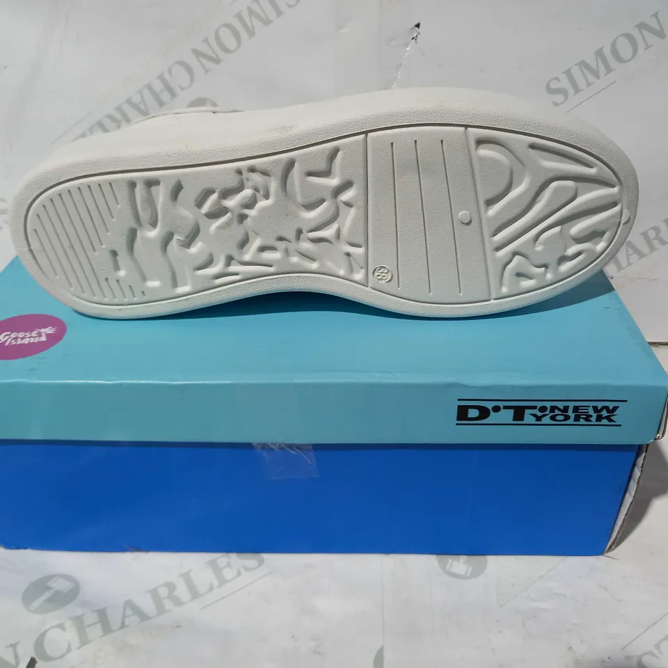 BOXED PAIR OF DT NEW YORK TRAINERS IN WHITE EU SIZE 38