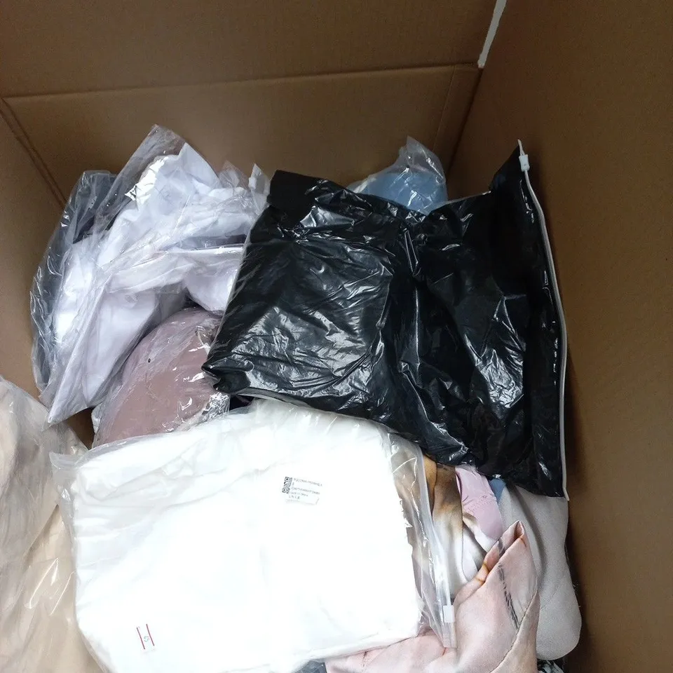 BOX OF APPROXIMATELY 30 ASSORTED CLOTHING ITEMS OF VARIOUS SIZES AND STYLES TO INCLUDE SHAPERMINT ETC