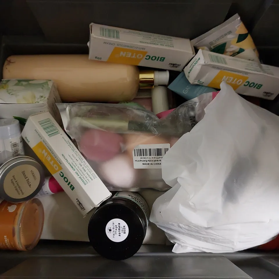 BOX OF APPROX 20 COSMETIC ITEMS TO INCLUDE MANSCAPED LIP BALM, ORGANIC FACE WIPES AND REPLACEMENT TOOTHBRUSH HEADS