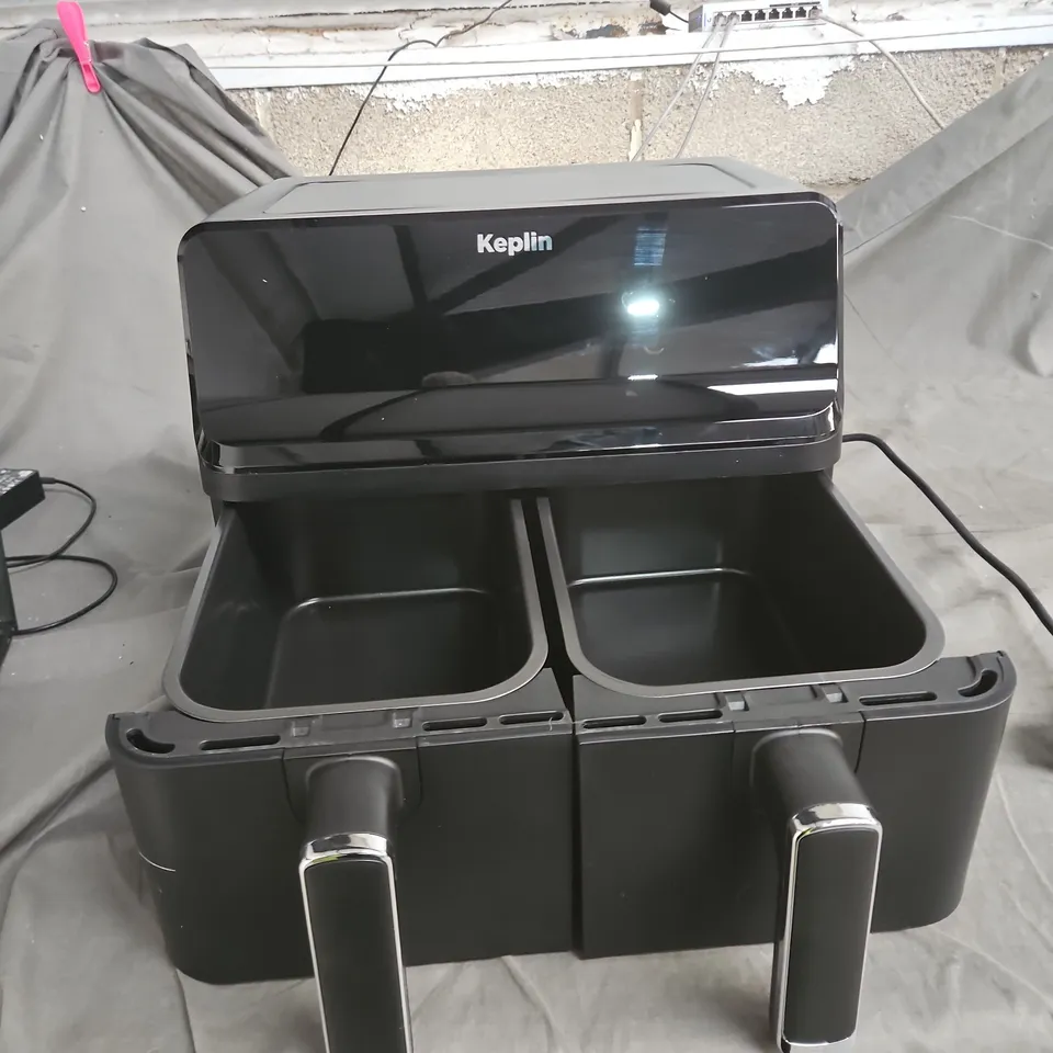 KEPLIN TWIN-BASKET AIR FRYER – BLACK - SCTRATCH ON LEFT SIDE BASKET 