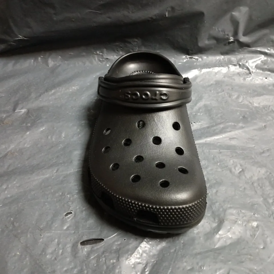 PAIR OF CROCS CLASSIC CLOGS IN BLACK SIZE UK M6/W7