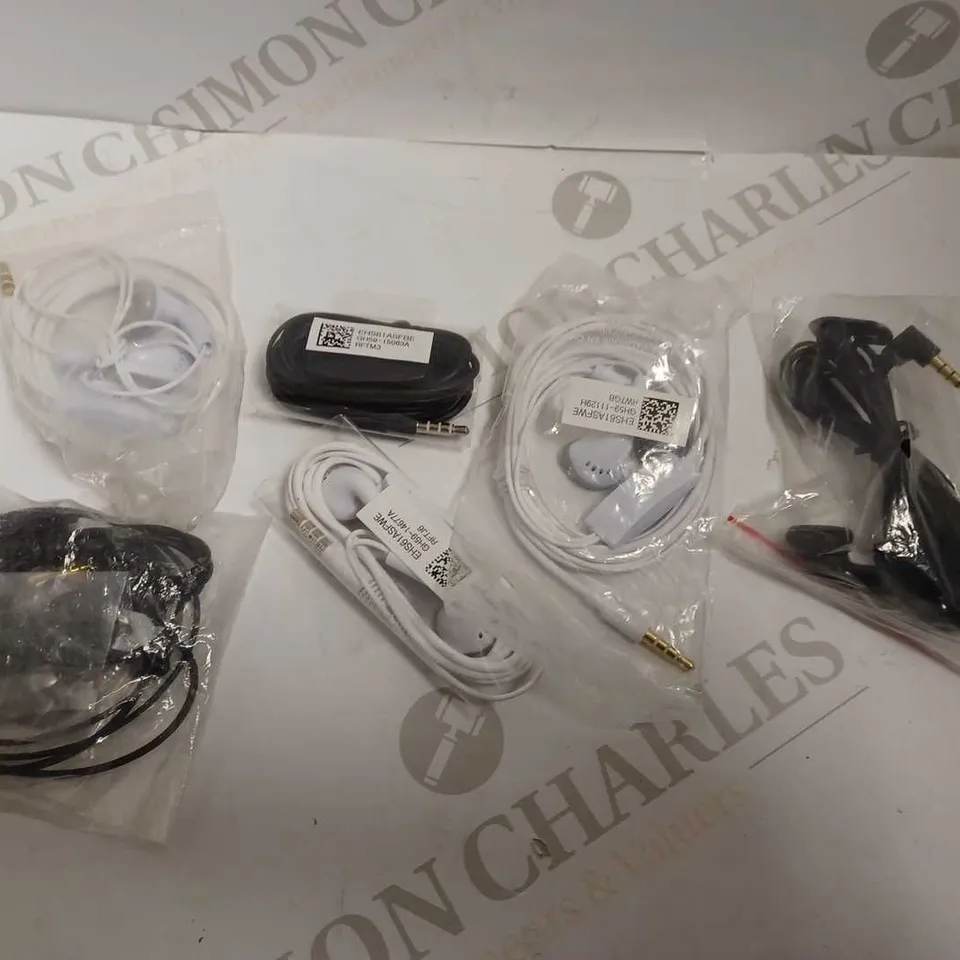 BOX OF APPROX 30 ASSORTED WIRED EARPHONES - WHITE/BLACK