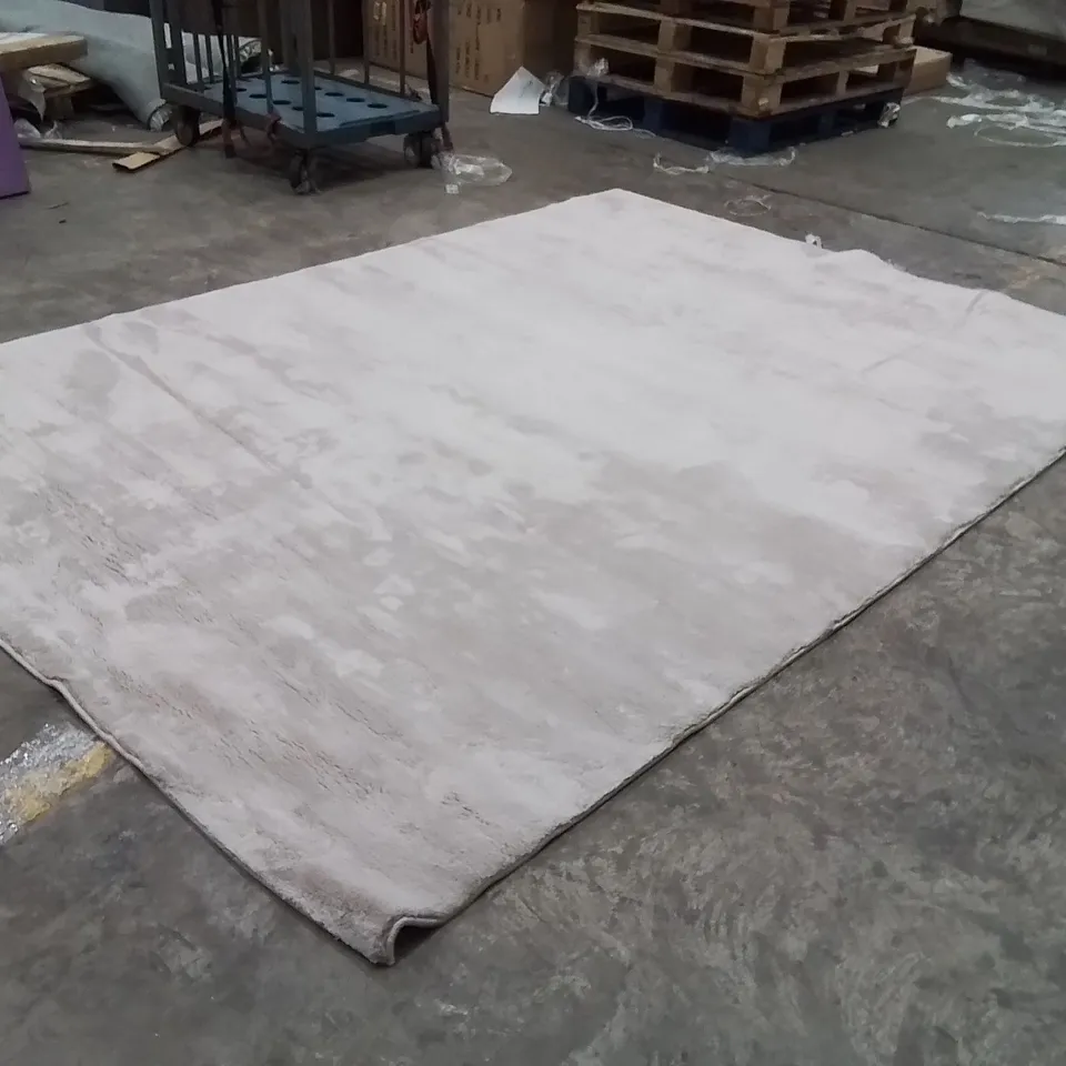 QUALITY DESIGNER AREA RUG - APPROXIMATELY 300X200CM