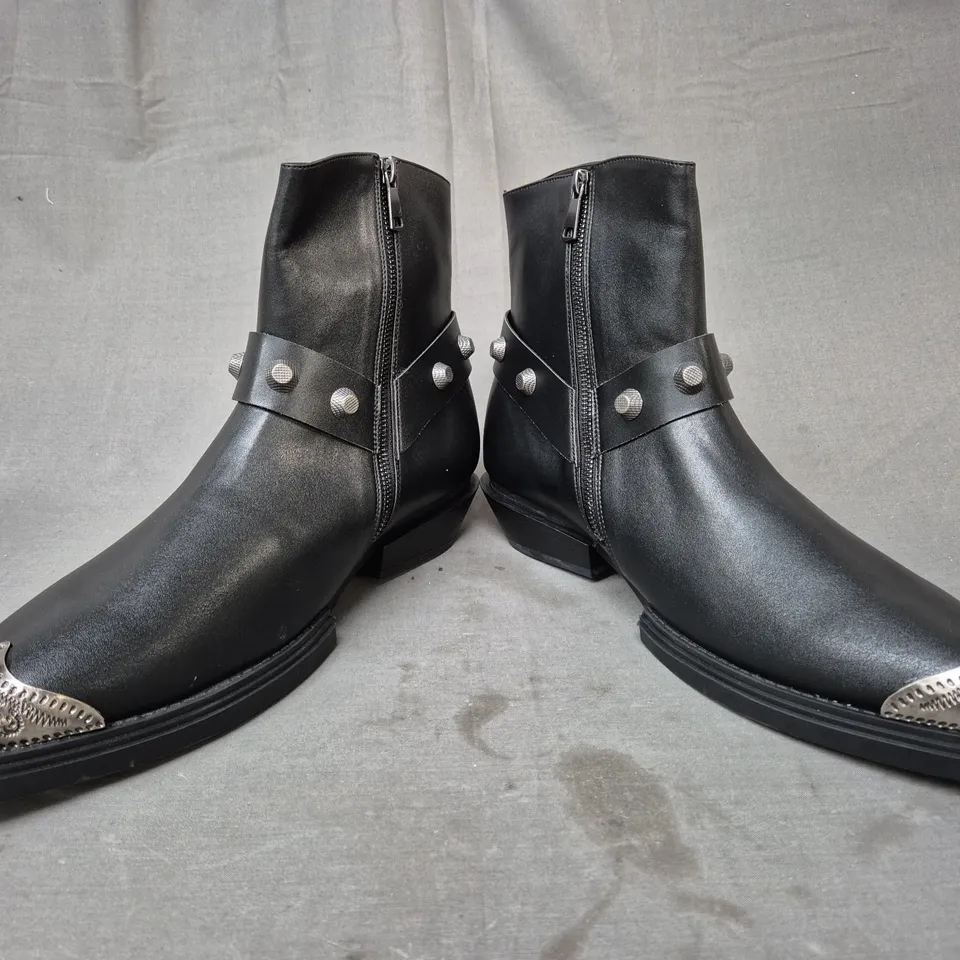 BOXED PAIR OF KOI SOULRENDER MEN'S HARDWARE COWBOY BOOTS IN BLACK/ANTIQUE SILVER UK SIZE 12