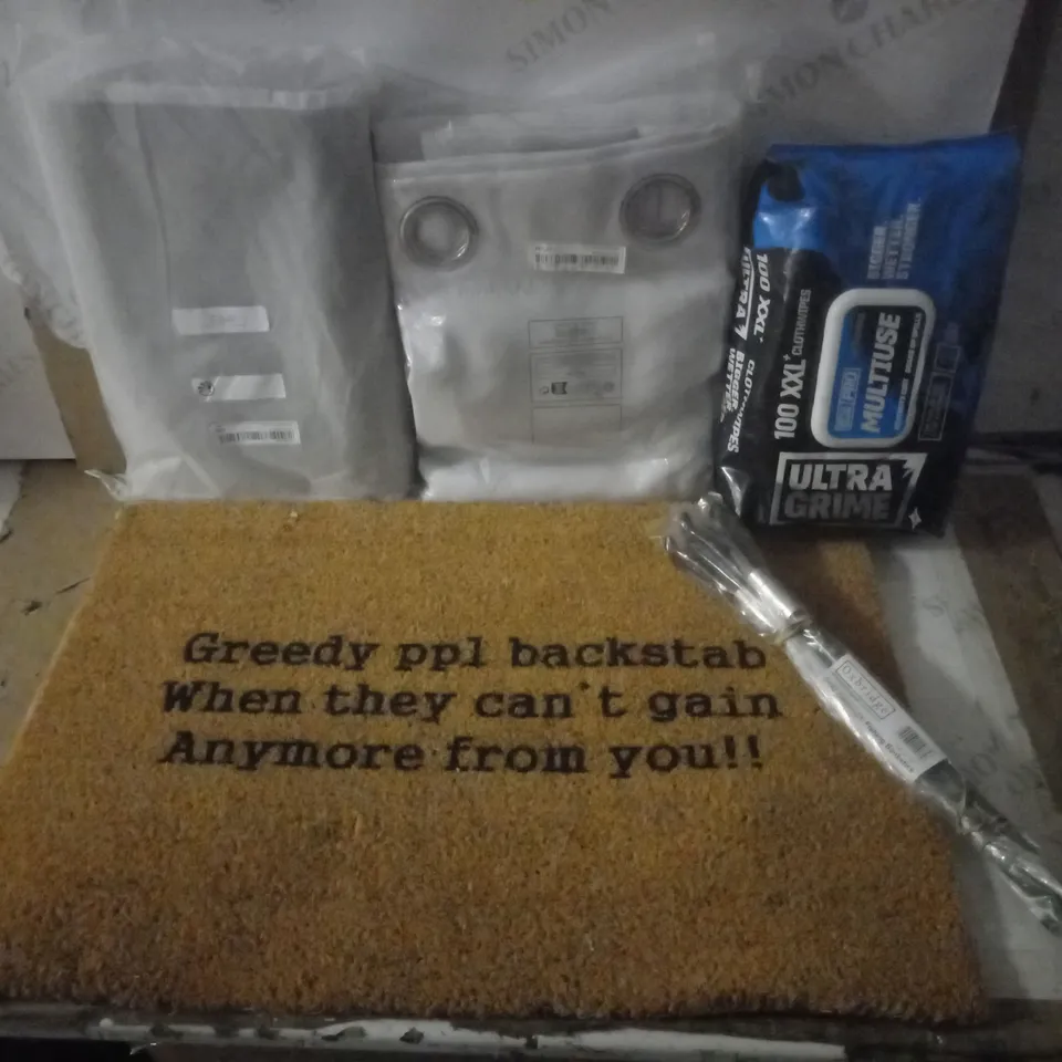 GROUP OF APPROX 5 ASSORTED ITEMS TO INCLUDE DOORMAT, WIPES, CURTAINS ETC