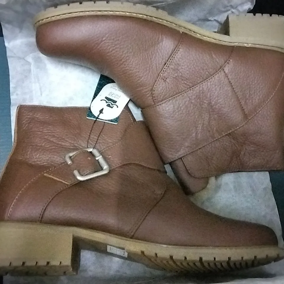 4 SHOE BOXES OF ASSORTED SHOES INCLUDING 2 × CLARKS JEMSA CROSS SANDAL SIZE 5, 1 × BRAND NEW VIONIC OLIVE ZOE HIKER ANKLE BOOTS - SIZE 6, 1 × EMU AUSTRALIA BOURKE ANKLE BOOT OAK - SIZE 9 