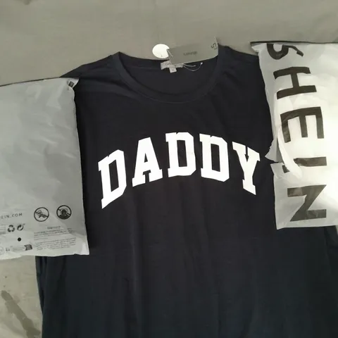 BOX OF APPROXIMATELY 10 ASSORTED CLOTHING AND FASHION ITEMS IN VARIOUS STYLES, SIZES, AND COLOURS 