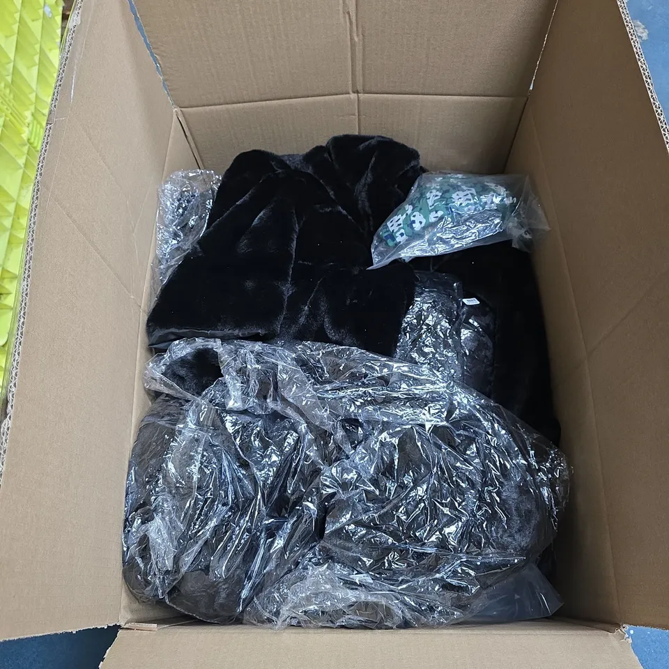 BOX OF APPROXIMATELY 10 ASSORTED CLOTHING ITEMS TO INCLUDE TAMSY ZIP UP JACKET MEDIUM ETC