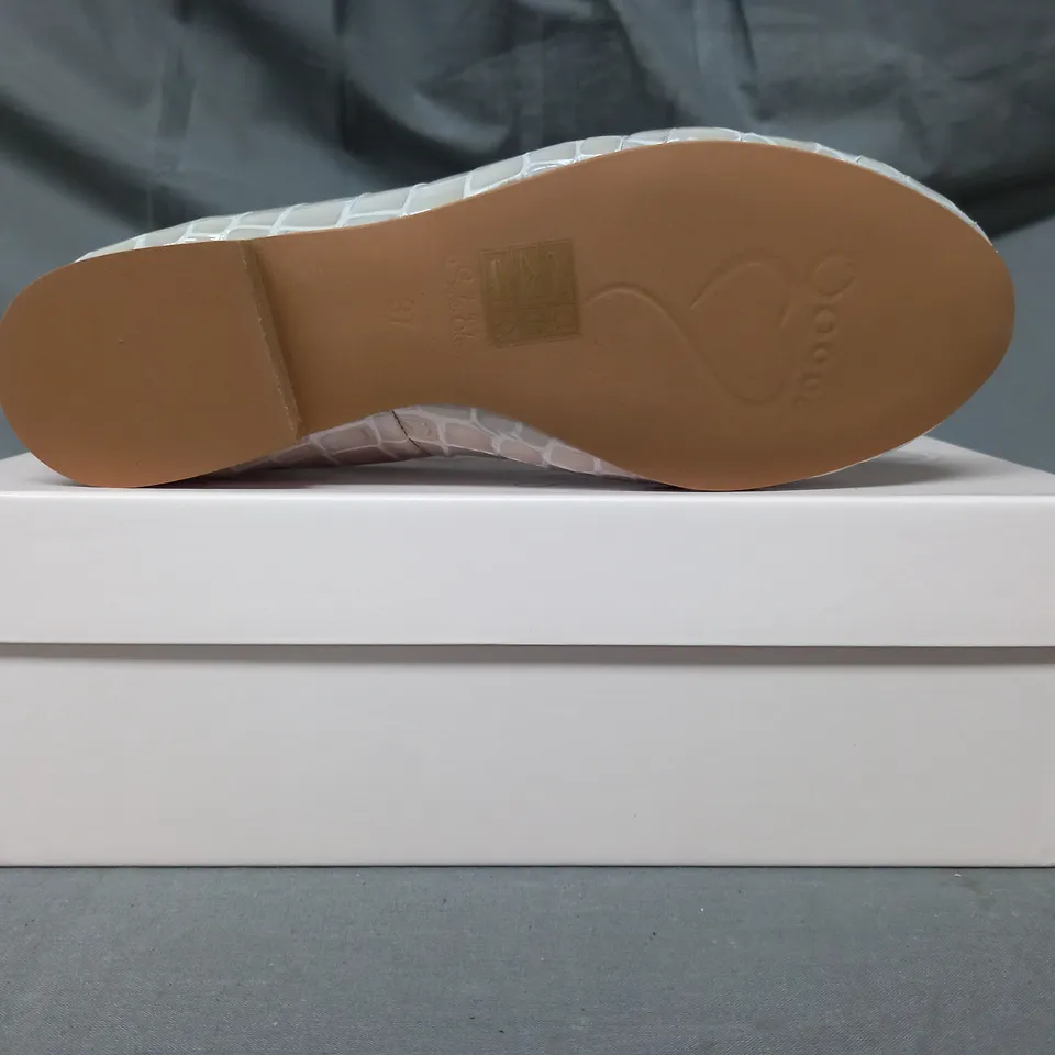 BOXED PAIR OF SOLEBLISS SLIP-ON SHOES IN PALE GREY CROC EU SIZE 37