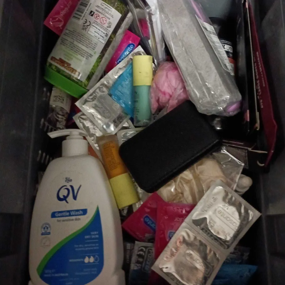 APPROXIMATEY 20 ASSORTED HEALTH AND BEAUTY PRODUCTS TO INCLUDE - CAREX HAND WASH - AUSSIE MOISTURE RECHARGE AND L'OREAL ELVIVE CONDITIONER