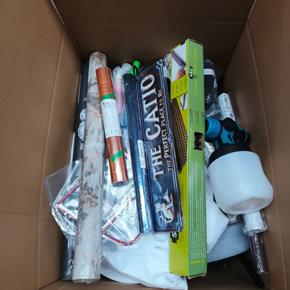 BOX OF APPROXIMATELY 30 ASSORTED ITEMS TO INCLUDE "THE CATIO" SIGN, S4U FENCE AND WALL SPIKES, DRINKING BOTTLE, WALLPAPERS, SHELD/DRAWER LINER ETC