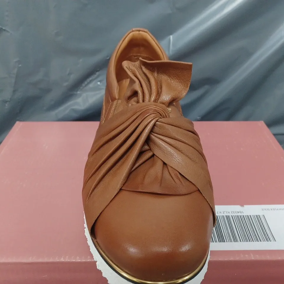 BOXED MODA IN PELLE ANETTE LEATHER BOW TWIST UPPER WITH FLEX SOLE TRAINERS IN TAN - SIZE 40
