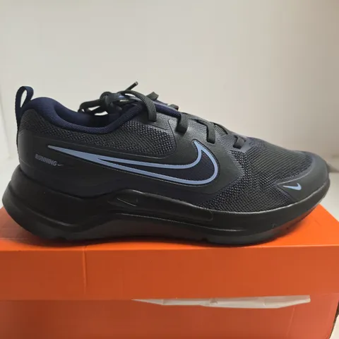 BOXED PAIR OF NIKE COSMIC RUNNER TRAINERS - SIZE 5.5