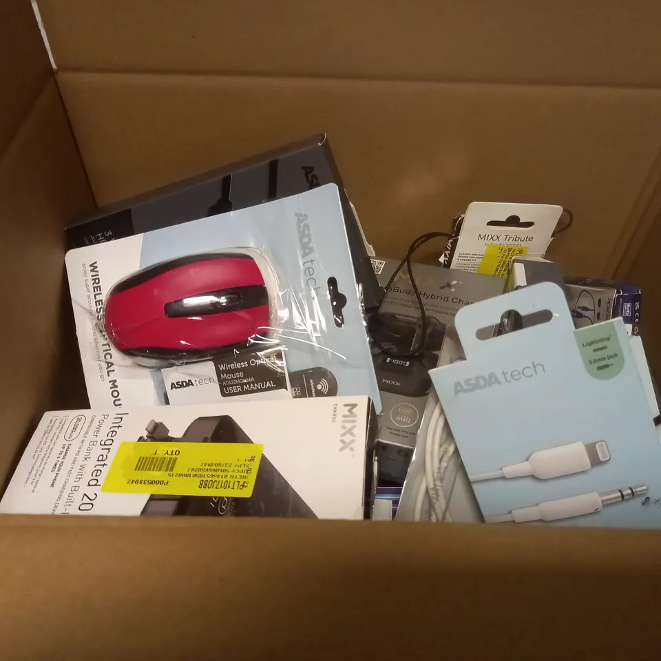 BOX TO CONTAIN APPROX. 20 X ASSORTED ELECTRONIC & TECH PRODUCTS, INCLUDES EARPHONES, CHARGING CABLES, POWER BANK ETC 