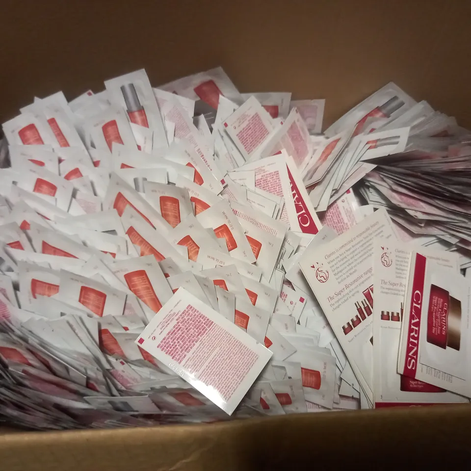BOX TO CONTAIN APPROX. 800 CLARINS MISSION PERFECTION SERUM POUCHES, DARK SPOT CORRECTOR - 2ML POUCHES