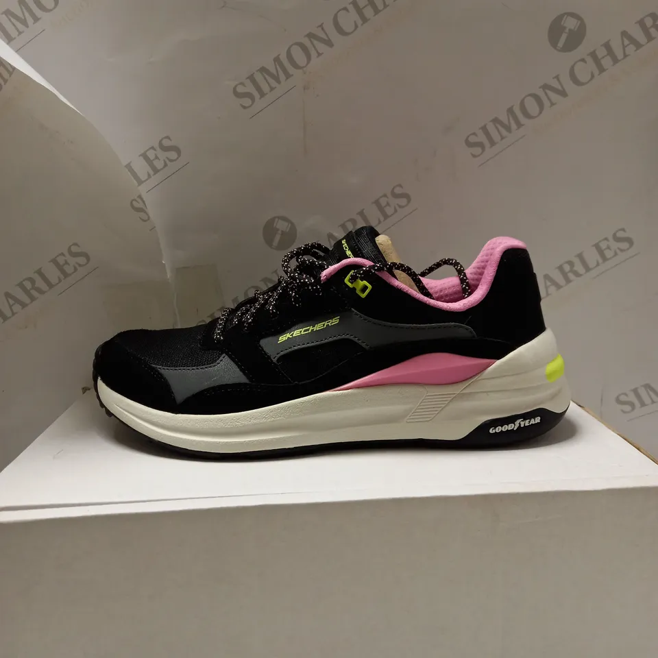 SKECHERS BLACK JOG TRAINERS - SIZE 6