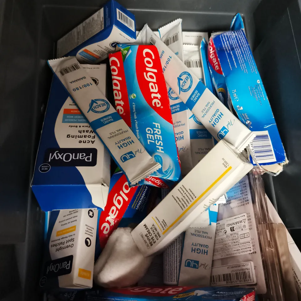 APPROXIMATELY 20 HEALTH AND BEAUTY PRODUCTS TO INCLUDE BYREDO SUEDE HAND WASH, COLGATE TOOTHPASTE AND PANOXYL ACNE FOAMING WASH