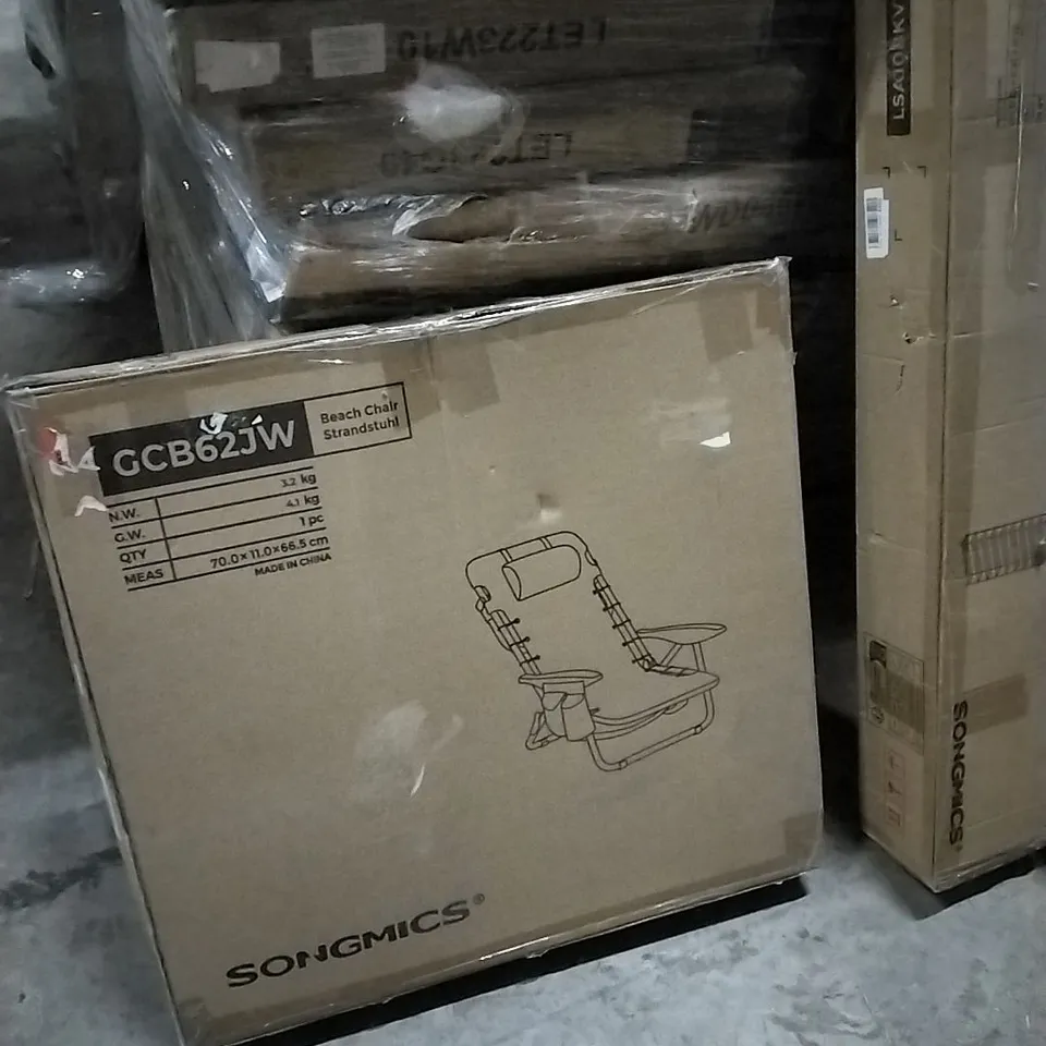 PALLET OF HOUSEHOLD ITEMS TO INCLUDE BEACH CHAIR, SHOE RACK, COMPUTER DESK, PET CARRIER AND OTHER ASSORTED ITEMS...