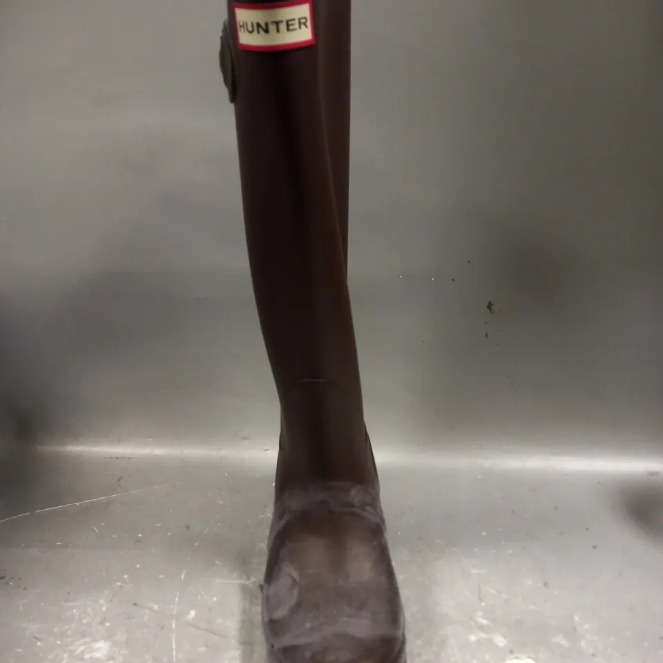 BOXED PAIR OF HUNTER TALL BITTER CHOCOLATE BOOTS