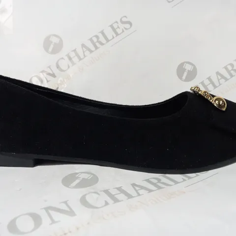 BOXED PAIR OF DESIGNER SLIP-ON SHOES IN BLACK W. GOLD EFFECT DETAIL EU SIZE 41