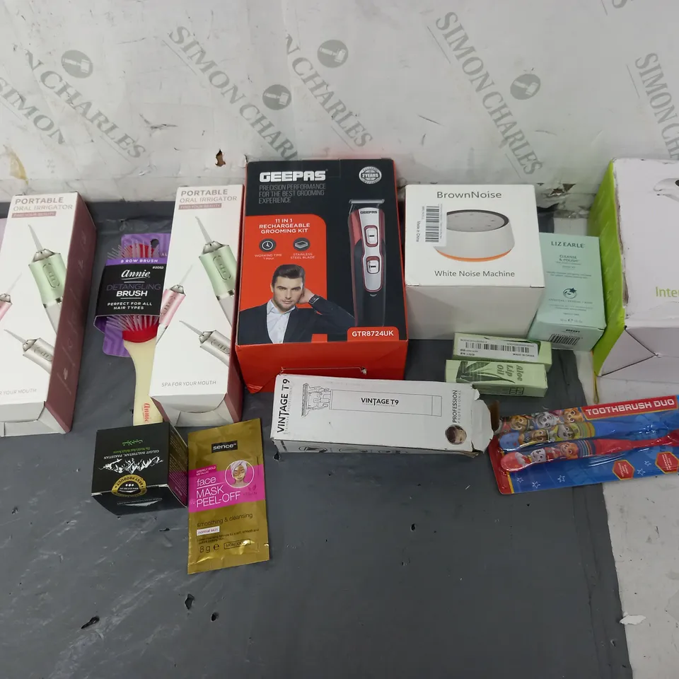BOX OF APPROXIMATELY 12 ASSORTED COSMETIC ITEMS TO INCLUDE - ESTRIDE BLADE CARTRIDGE - ORAL IRRIGATOR - DETANGLING BRUSH ETC. 