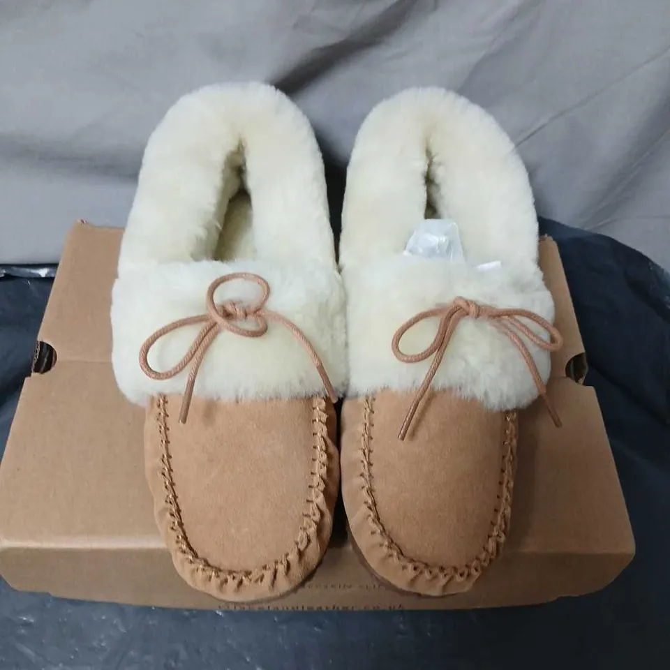LAKELAND LEATHER LADIES MOCCASIN SLIPPERS – TAN, UK 6 (EU 39)