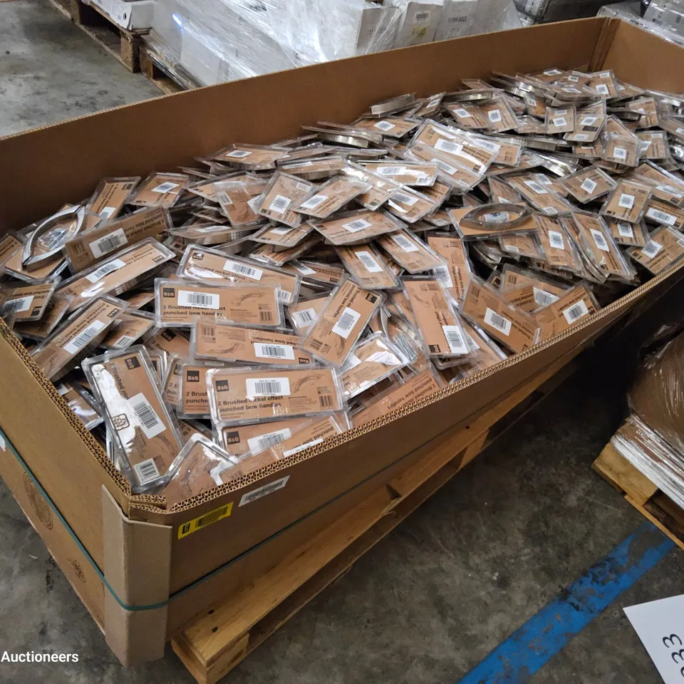 LARGE PALLET CONTAINING A LARGE QUATITY OF DRAWER HANDLES