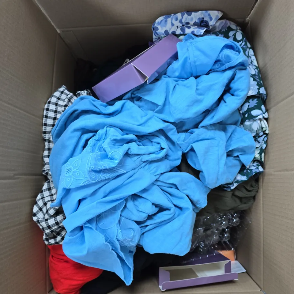 BOX OF APPROXIMATELY 20 ASSORTED ITEMS TO INCLUDE: BLOCK BLITZ AND YENSA BRUSH 