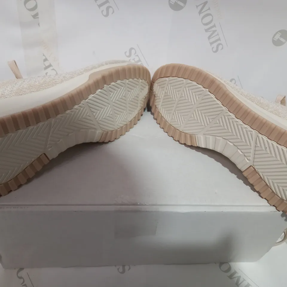 BOXED PAIR OF SKECHERS NATURAL TRAINERS - SIZE 6